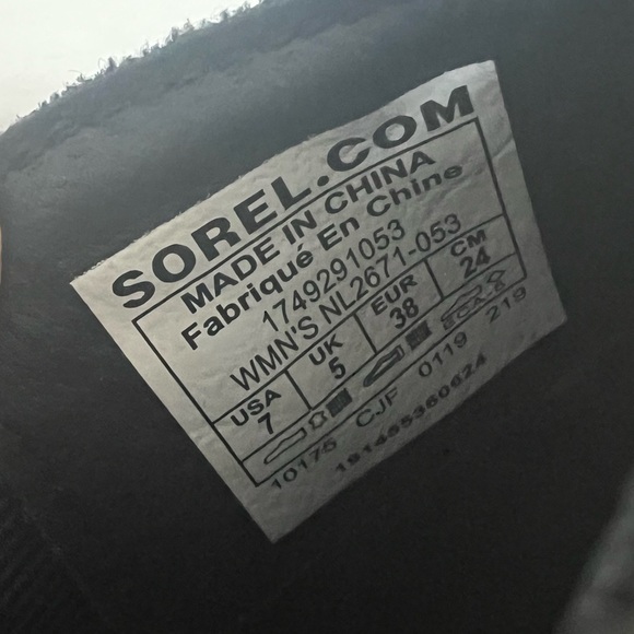 Sorel Emelie Chelsea boot- women’s size 7. Worn once- excellent condition. - Picture 2 of 8